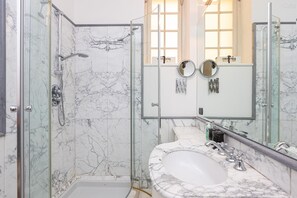 Apartment | Bathroom - Rental in Rome Borghese Apartment (Rome)