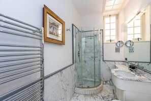 Apart Daire | Banyo | Duş, geniş duş başlığı, ücretsiz banyo/kozmetik ürünleri, havlu 