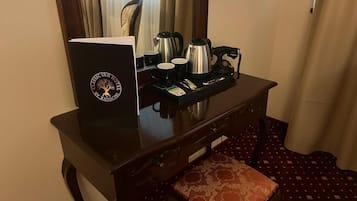 Quarto casal luxo, sacada, vista para a montanha | Escrivaninha, Wi-Fi de cortesia