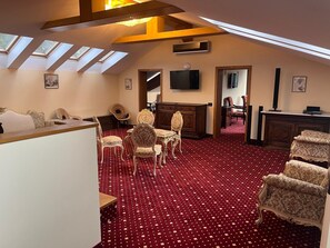 Deluxe Suite, Mountain View | Living area | TV - Classic Inn By Radacini (Brasov)
