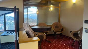 Deluxe-Suite, Bergblick | Wohnbereich