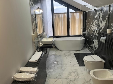 Deluxe Suite, Mountain View | Bathroom. Classic Inn By Radacini
