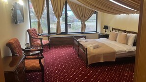 豪華套房, 山景 | 書桌、隔音、免費無線上網