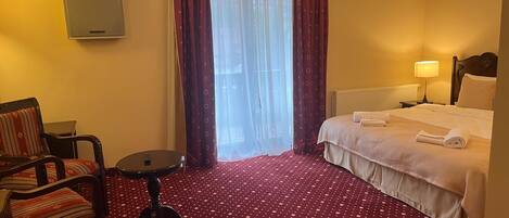 Deluxe dubbelrum - balkong - utsikt mot bergen | Skrivbord och gratis wi-fi