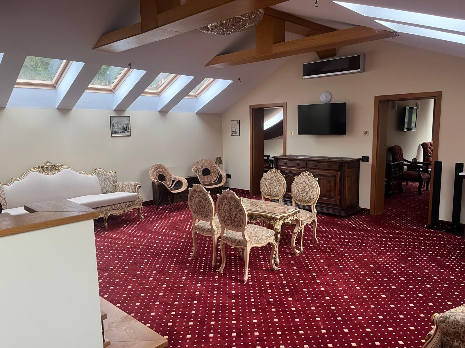 Deluxe Suite, Mountain View | Living area