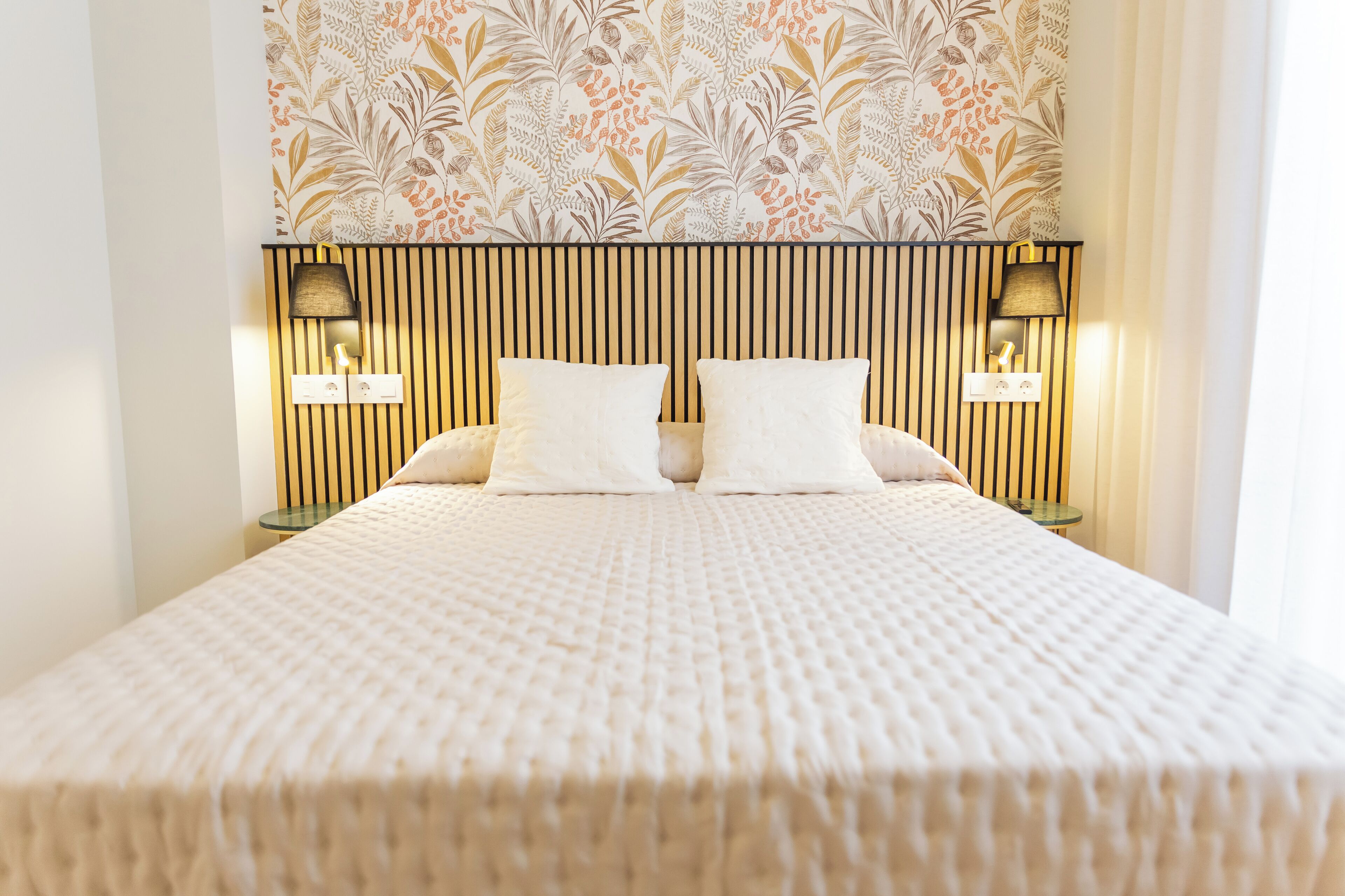 Tabla de planchar con plancha, wifi y ropa de cama 