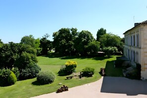 Property grounds - Exceptional Stay at Château Le Noble with Private Pool – In the Heart of a Historic Vineyard (Saint-Germain-du-Puch)