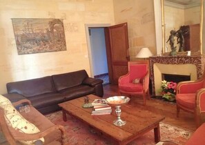 TV, ping pong - Exceptional Stay at Château Le Noble with Private Pool – In the Heart of a Historic Vineyard (Saint-Germain-du-Puch)