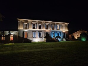 Exterior - Exceptional Stay at Château Le Noble with Private Pool – In the Heart of a Historic Vineyard (Saint-Germain-du-Puch)