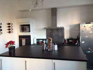 Fridge, microwave, oven, stovetop - Exceptional Stay at Château Le Noble with Private Pool – In the Heart of a Historic Vineyard (Saint-Germain-du-Puch)