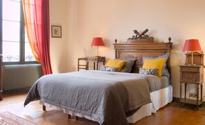 Iron/ironing board, WiFi - Exceptional Stay at Château Le Noble with Private Pool – In the Heart of a Historic Vineyard (Saint-Germain-du-Puch)