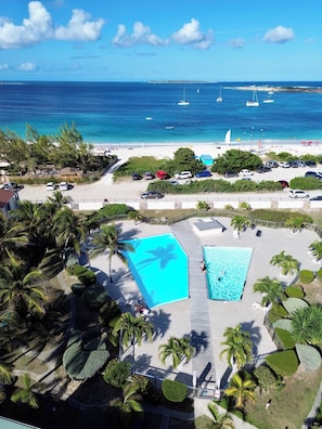 Un complexe hôtelier doté de deux grandes piscines, d’une plage et offrant une vue sur l’océan.