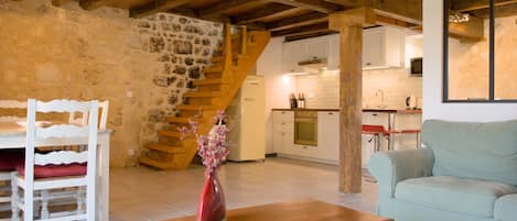 Una mesa de tenis de mesa