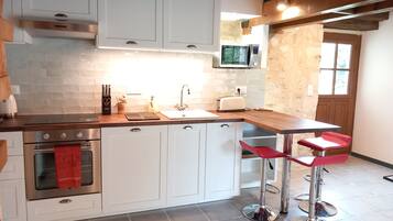 Kylskåp, mikrovågsugn, ugn och spishäll