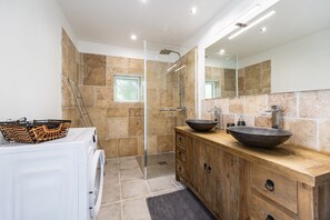 Douche, sèche-cheveux, serviettes fournies