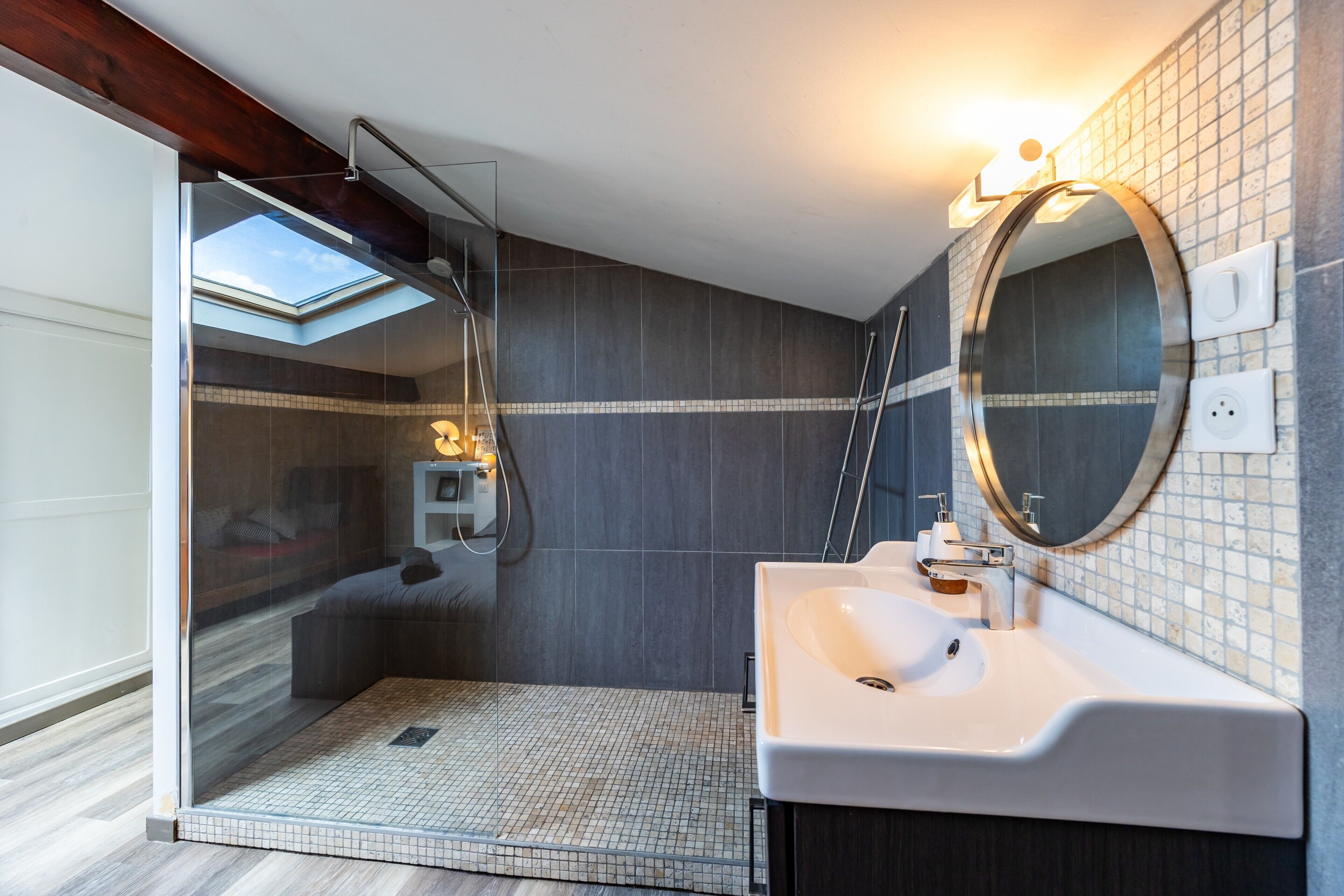 Douche, sèche-cheveux, serviettes fournies
