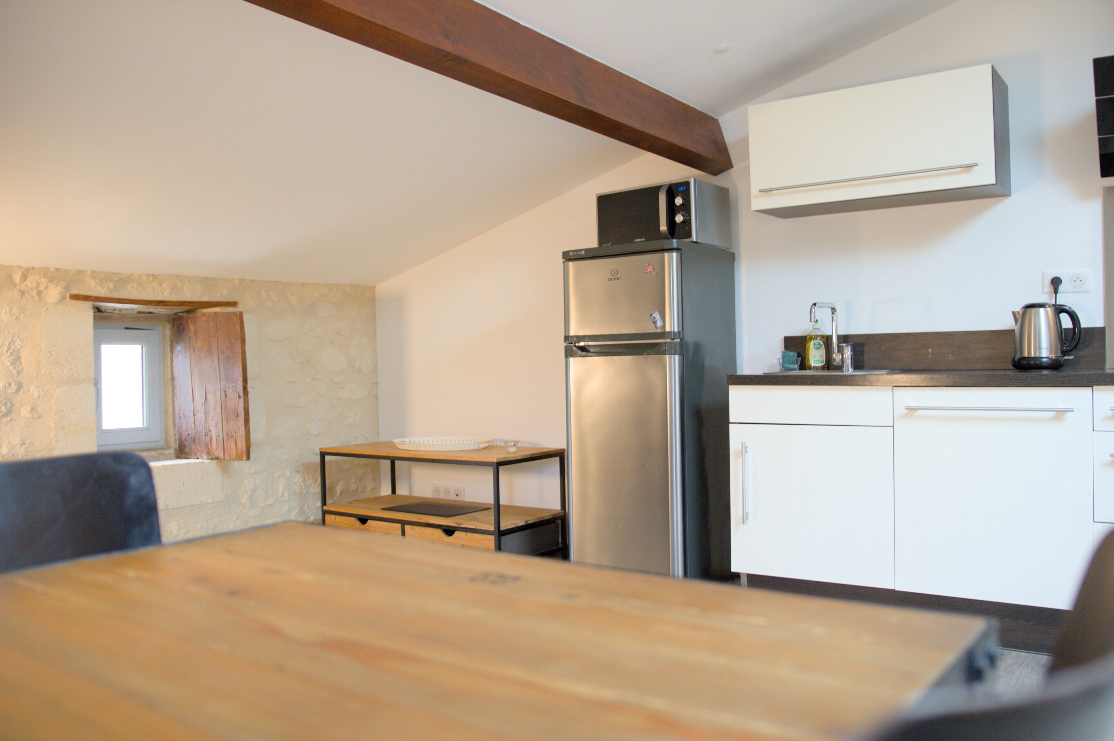 Jääkaappi, mikroaaltouuni, uuni, liesi