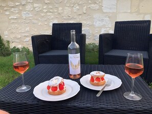 Food and drink - Le Loft – Château Le Noble: Modern Retreat in the Heart of the Vineyard (Saint-Germain-du-Puch)