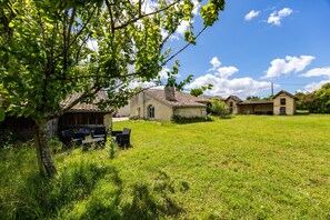 Property grounds - Le Loft – Château Le Noble: Modern Retreat in the Heart of the Vineyard (Saint-Germain-du-Puch)