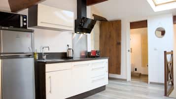 Een koelkast, een microgolfoven, een oven, een kookplaat