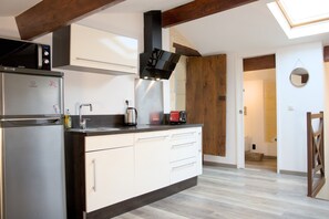 Frigorífico, microondas, horno y placa de cocina