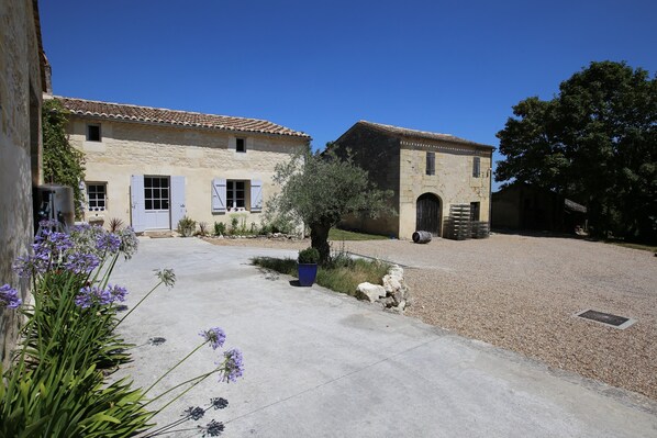 Exterior - Le Loft – Château Le Noble: Modern Retreat in the Heart of the Vineyard (Saint-Germain-du-Puch)