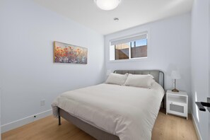 Iron/ironing board, WiFi, bed sheets - Bright/New & Spacious 3BR/2BA – Central Location (Calgary)