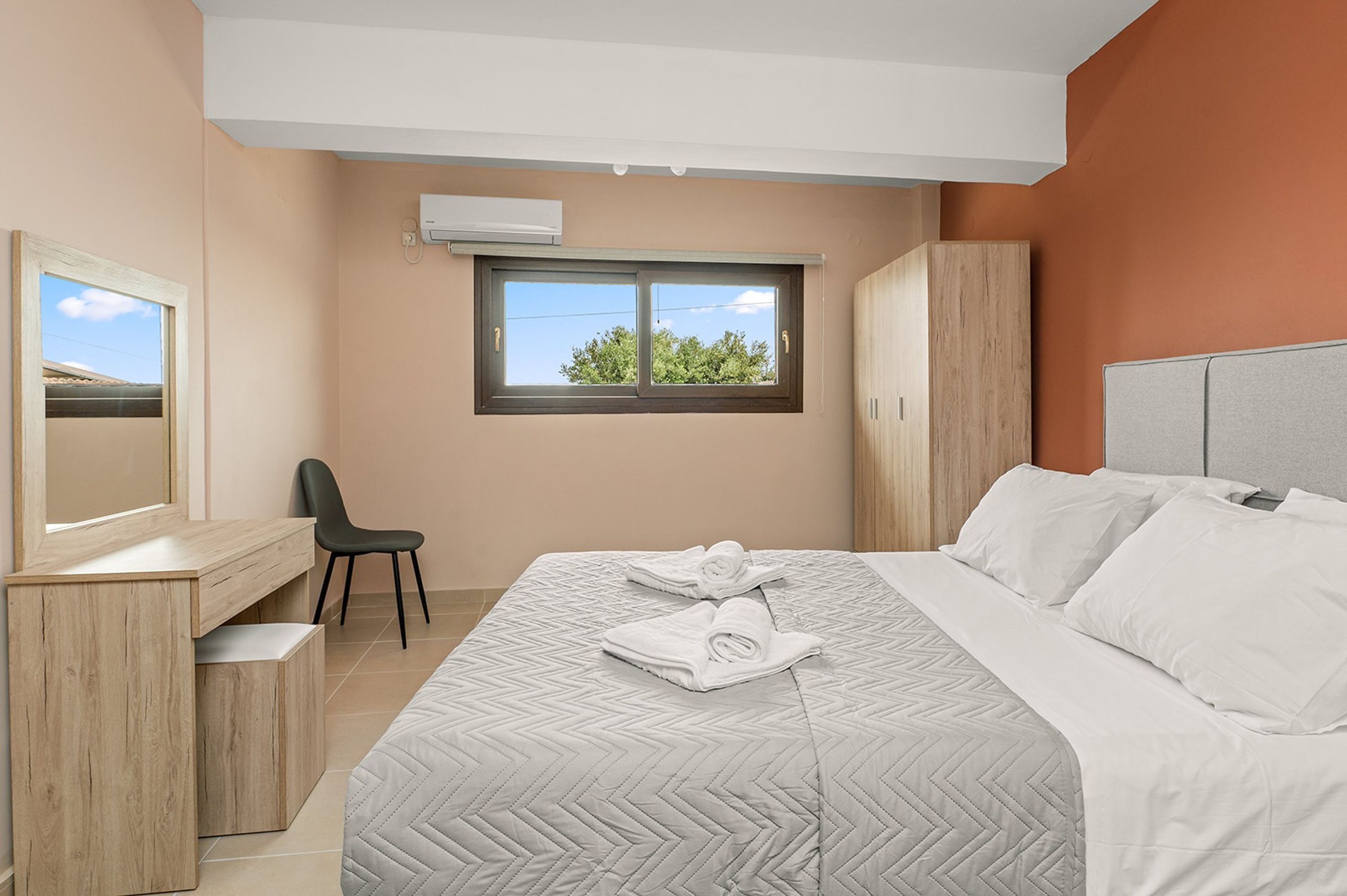 Tabla de planchar con plancha, cuna de viaje, wifi gratis y ropa de cama