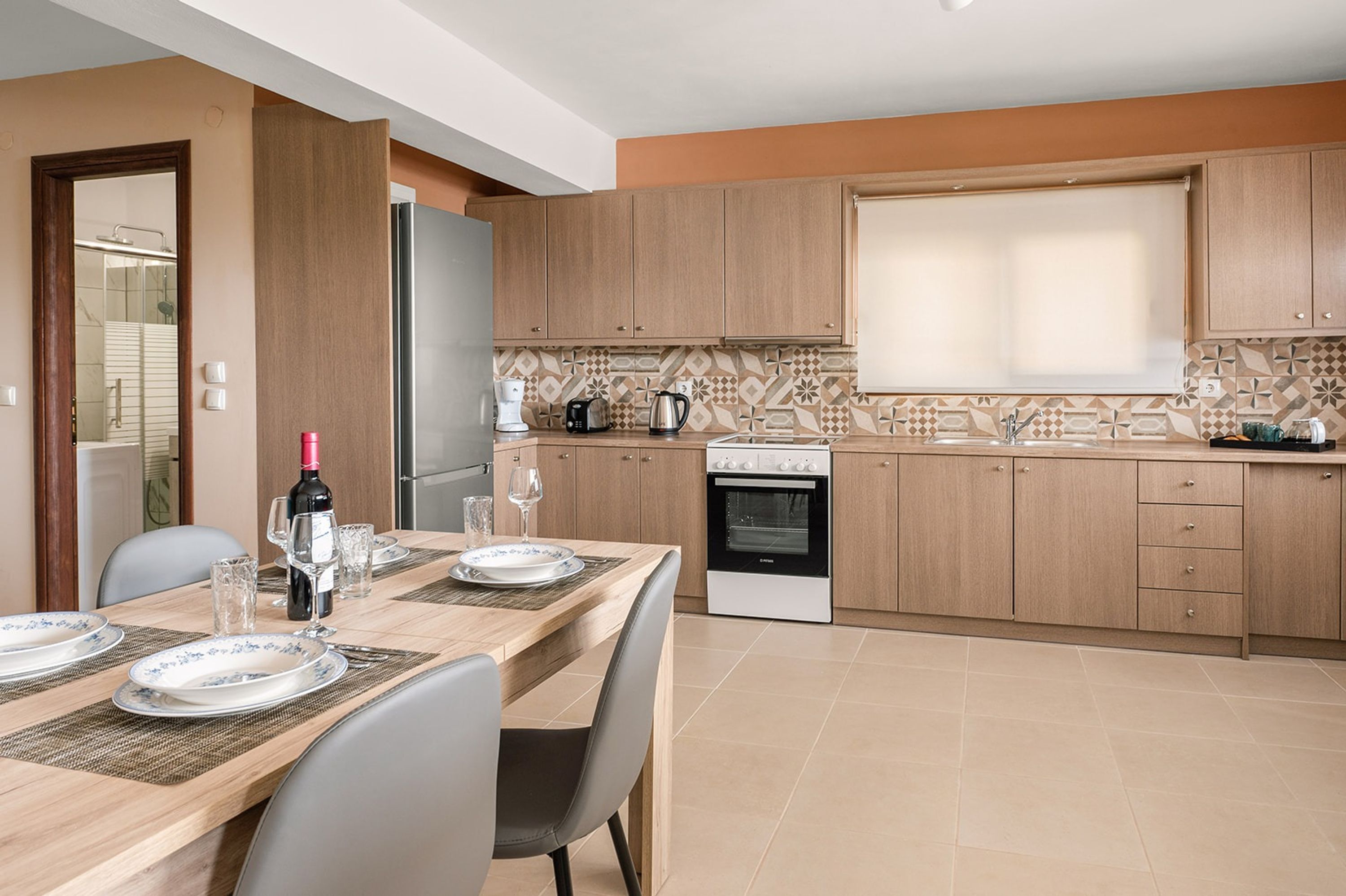 Kjøleskap, ovn, kokeplater og kaffetrakter/tekoker