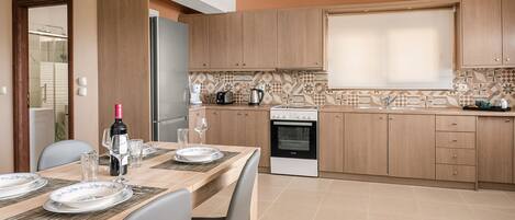 Kjøleskap, ovn, kokeplater og kaffetrakter/tekoker