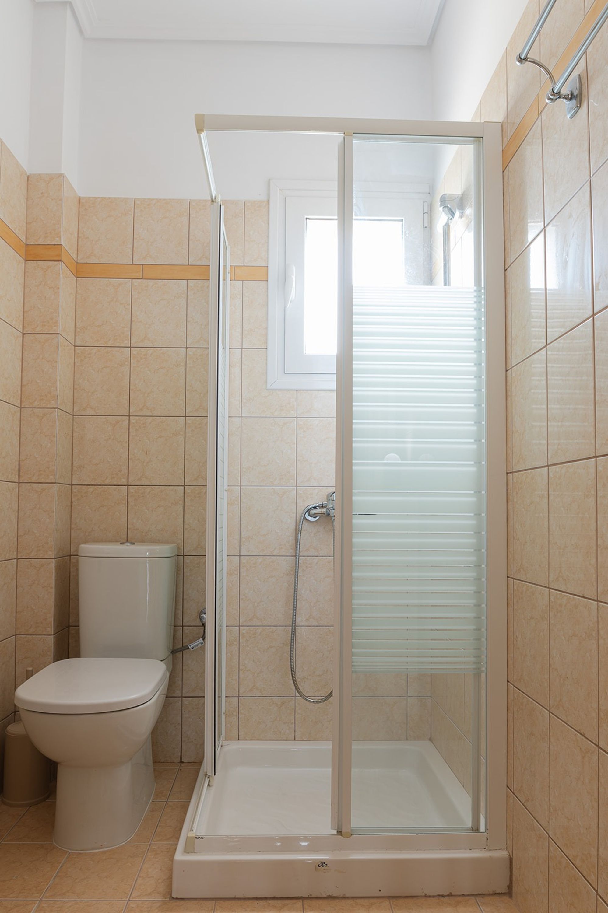 Dusj, hårføner og håndklær