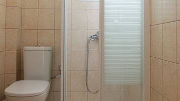 Dusj, hårføner og håndklær