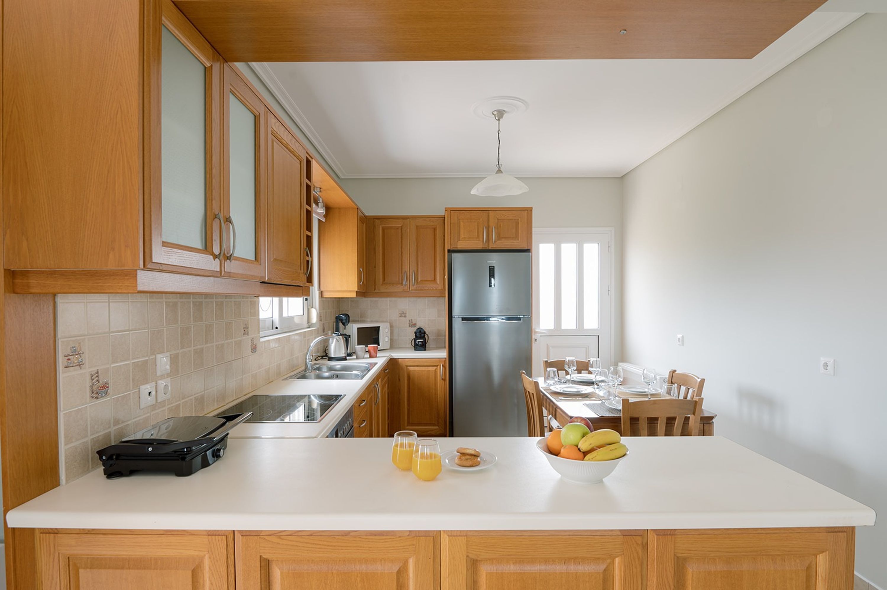 Kühlschrank, Ofen, Herdplatte, Wasserkocher mit Kaffee-/Teezubehör