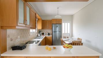 Kühlschrank, Ofen, Herdplatte, Wasserkocher mit Kaffee-/Teezubehör