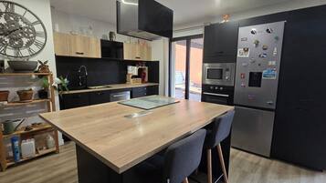 Réfrigérateur, micro-ondes, four, plaque de cuisson