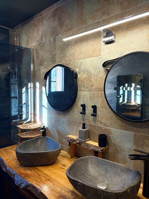 Douche, séchoir à cheveux, serviettes fournies, savon