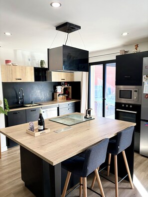 Fridge, microwave, oven, stovetop - Welcome to NOUT TI KAZ: Like at home, far from home (Saint-Orens-de-Gameville)