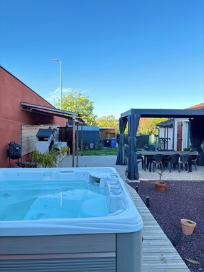 Outdoor dining - Welcome to NOUT TI KAZ: Like at home, far from home (Saint-Orens-de-Gameville)