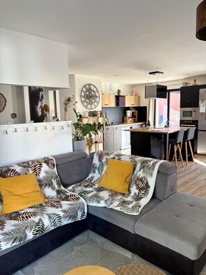 Smart TV - Welcome to NOUT TI KAZ: Like at home, far from home (Saint-Orens-de-Gameville)