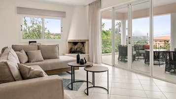 TV, caminetto, studio