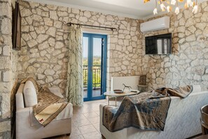 TV, fireplace, books, offices - Stone House in Olive Grove (Moussata)