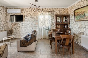 TV, fireplace, books, offices - Stone House in Olive Grove (Moussata)