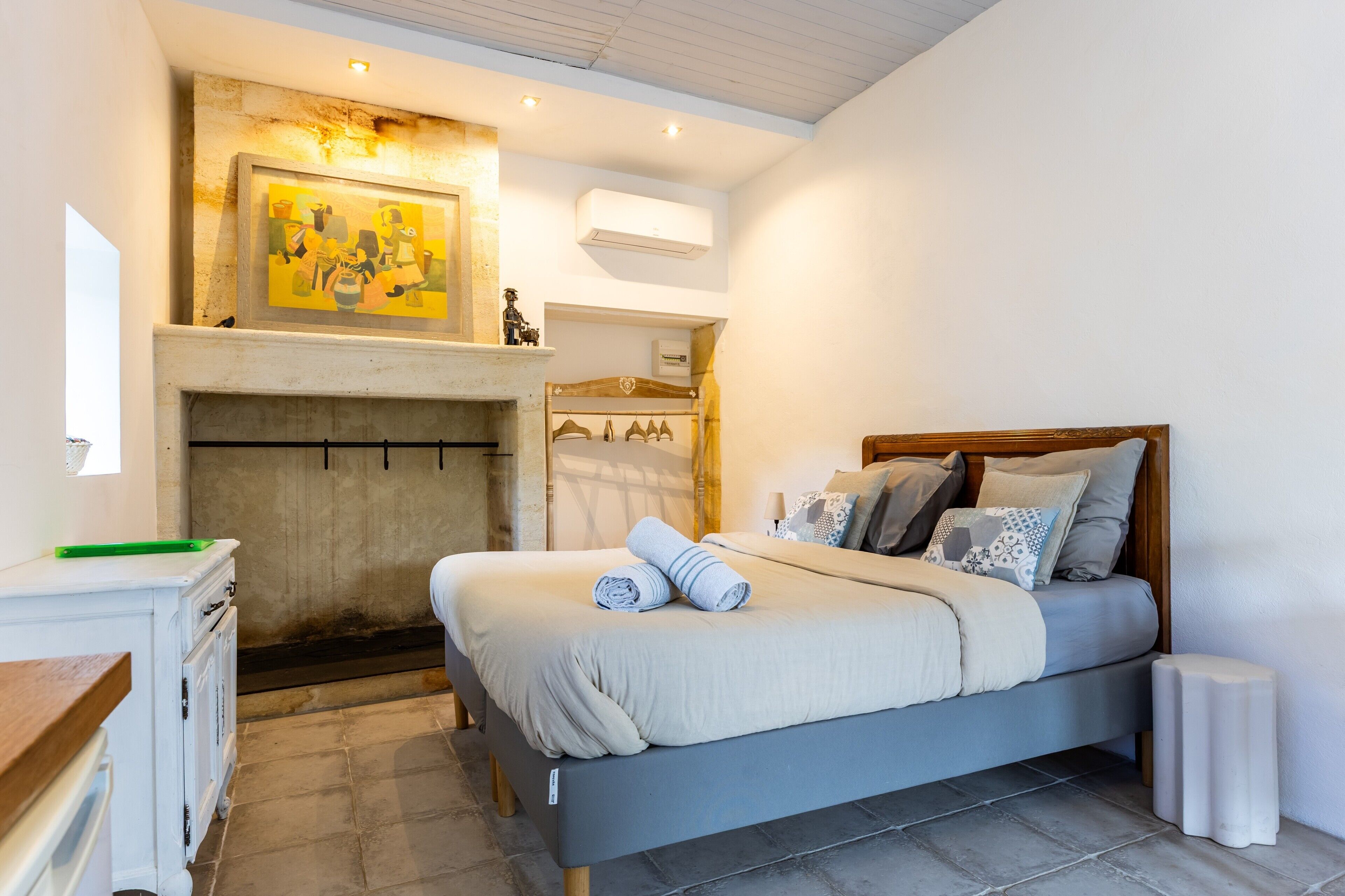 Iron/ironing board, WiFi, bed sheets