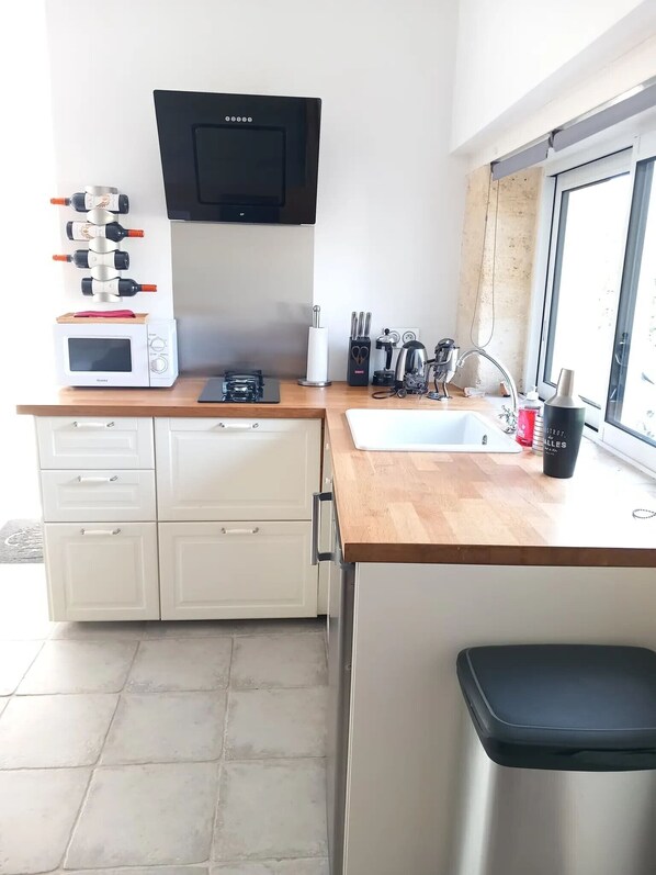 Fridge, microwave, stovetop, coffee/tea maker - Le Studio – Château Le Noble: Tranquility Among the Vineyards (Saint-Germain-du-Puch)