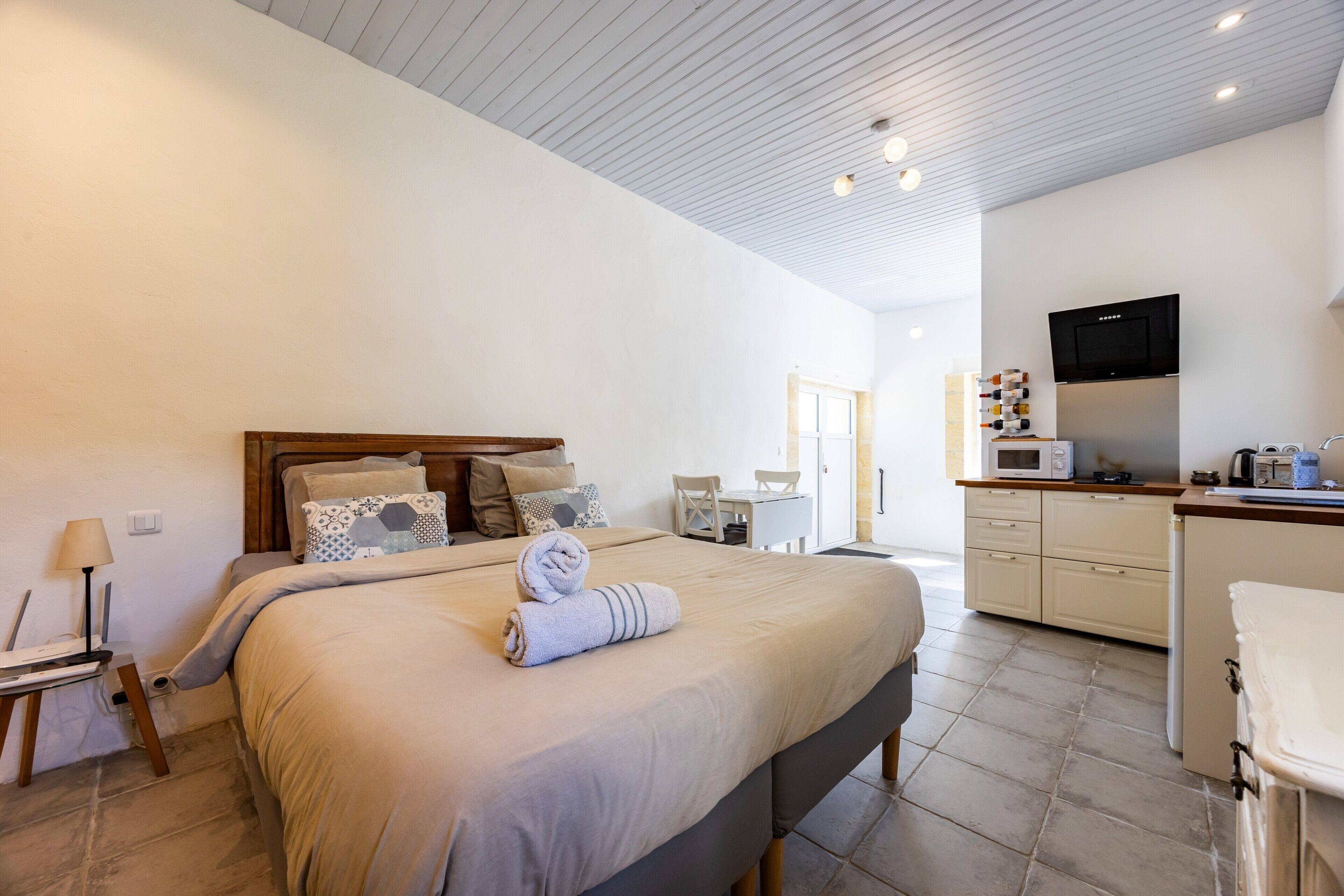 Tabla de planchar con plancha, wifi, ropa de cama