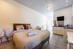 Iron/ironing board, WiFi, bed sheets - Le Studio – Château Le Noble: Tranquility Among the Vineyards (Saint-Germain-du-Puch)
