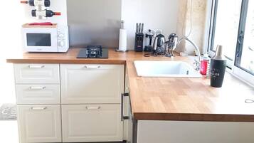 Réfrigérateur, micro-ondes, plaque de cuisson, cafetière/bouilloire