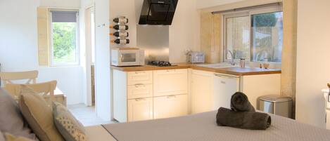 Iron/ironing board, WiFi, bed sheets