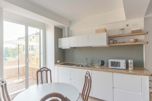 Fridge, microwave, stovetop, dishwasher - Duplex apartment - La Garaventa Casa Rizzi - with sunny patio in the center (Genova)