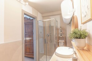 Shower, hair dryer, bidet, towels - Duplex apartment - La Garaventa Casa Rizzi - with sunny patio in the center (Genova)